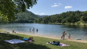 Baignade à La Salvetat-sur-Agout au lac de la Raviège en été